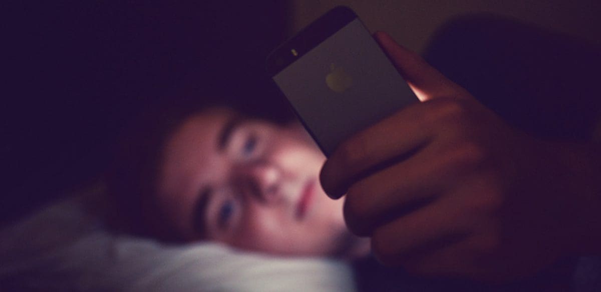 Adolescenții și folosirea telefoanelor mobile noaptea
