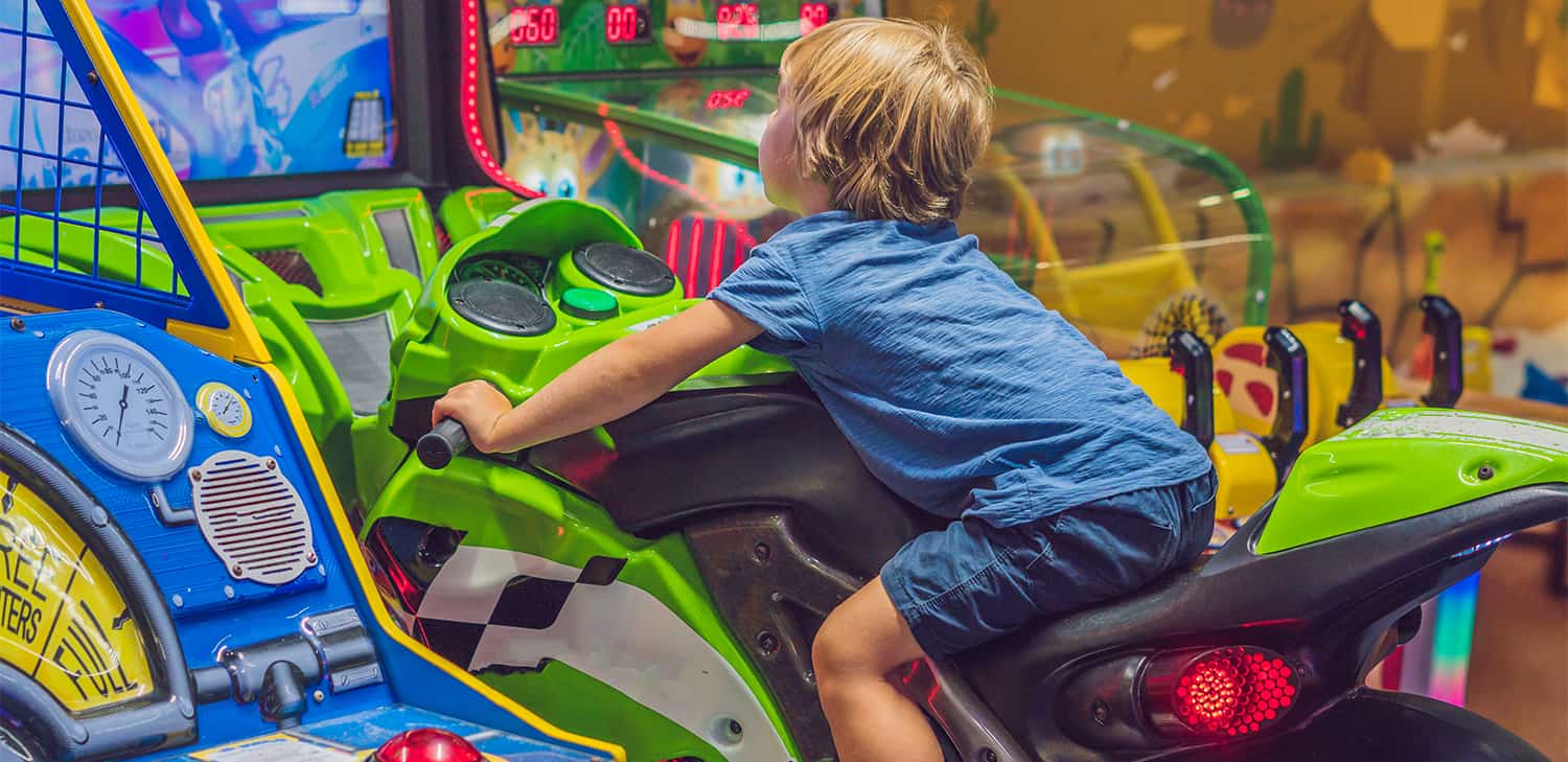 Păcănele pentru copii: ce riscuri există atunci când ne expunem copiii la aparatele de joc din spațiile de joacă?